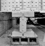 846021 Afbeelding van de oplegging van de nieuwe overspanning voor de spoorbrug over de Poldervaart bij Kethel.